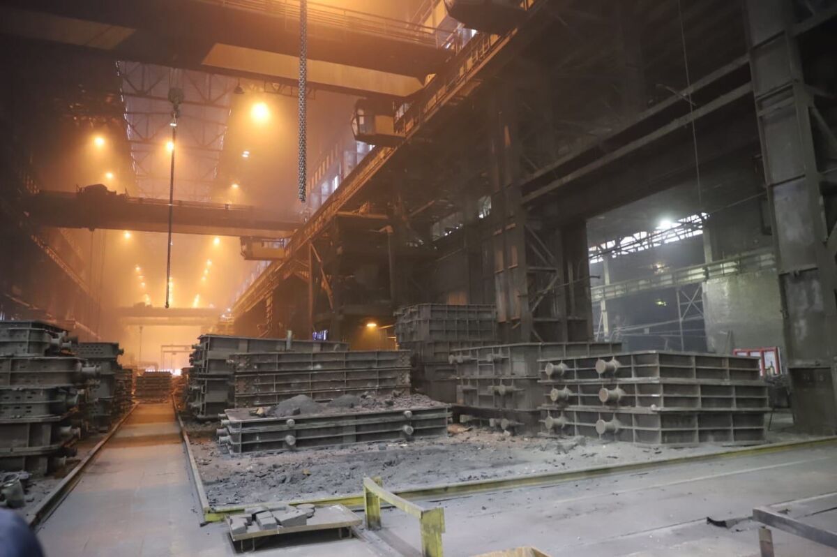 Рабочему Литейного завода придавило ногу металлическим ковшом