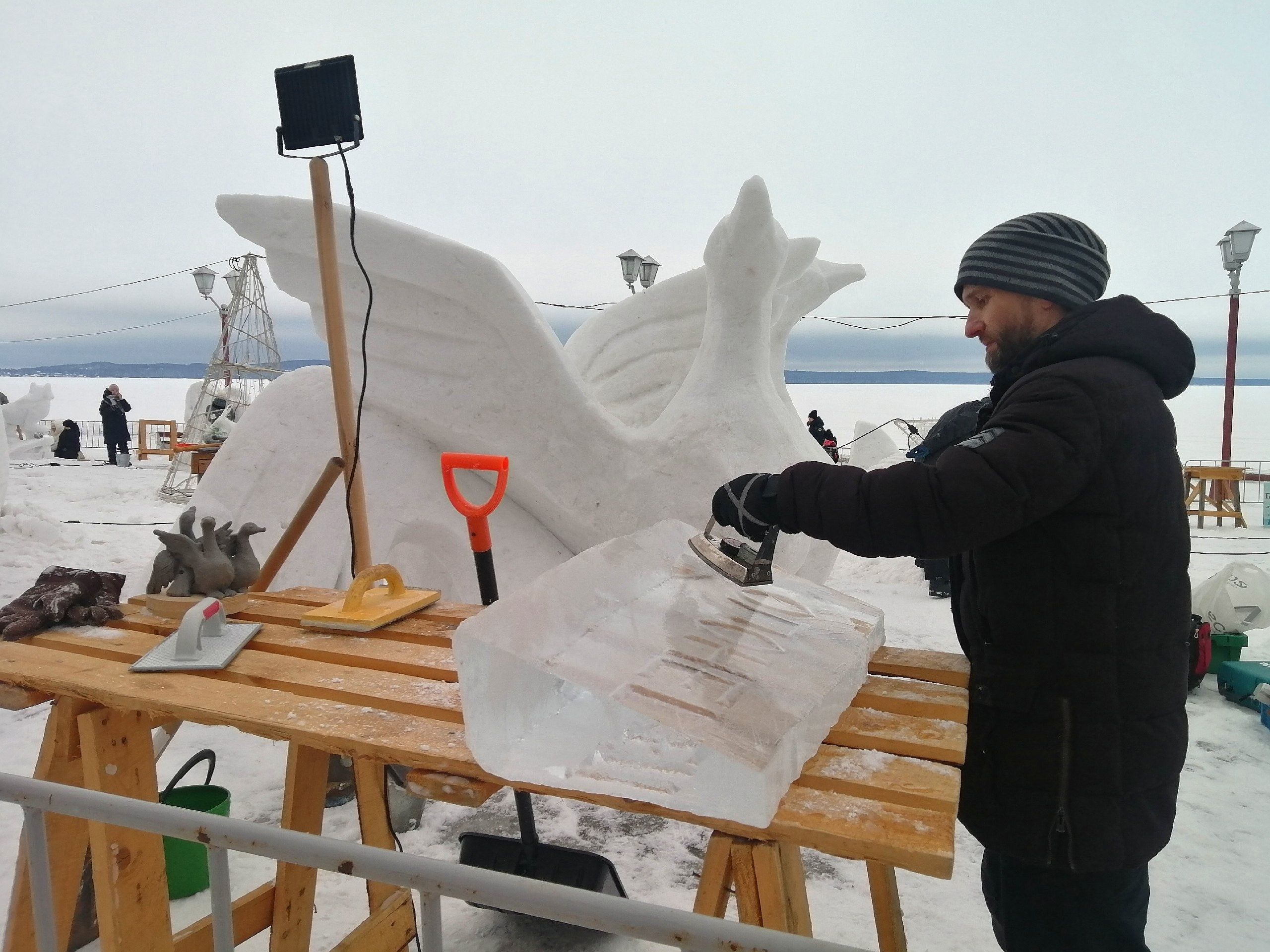 Скульпторы из Петрозаводска создают из снега символ Олонца