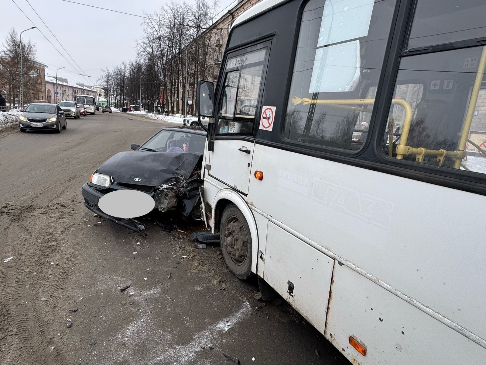 В Петрозаводске нетрезвая женщина-водитель врезалась в маршрутку с людьми