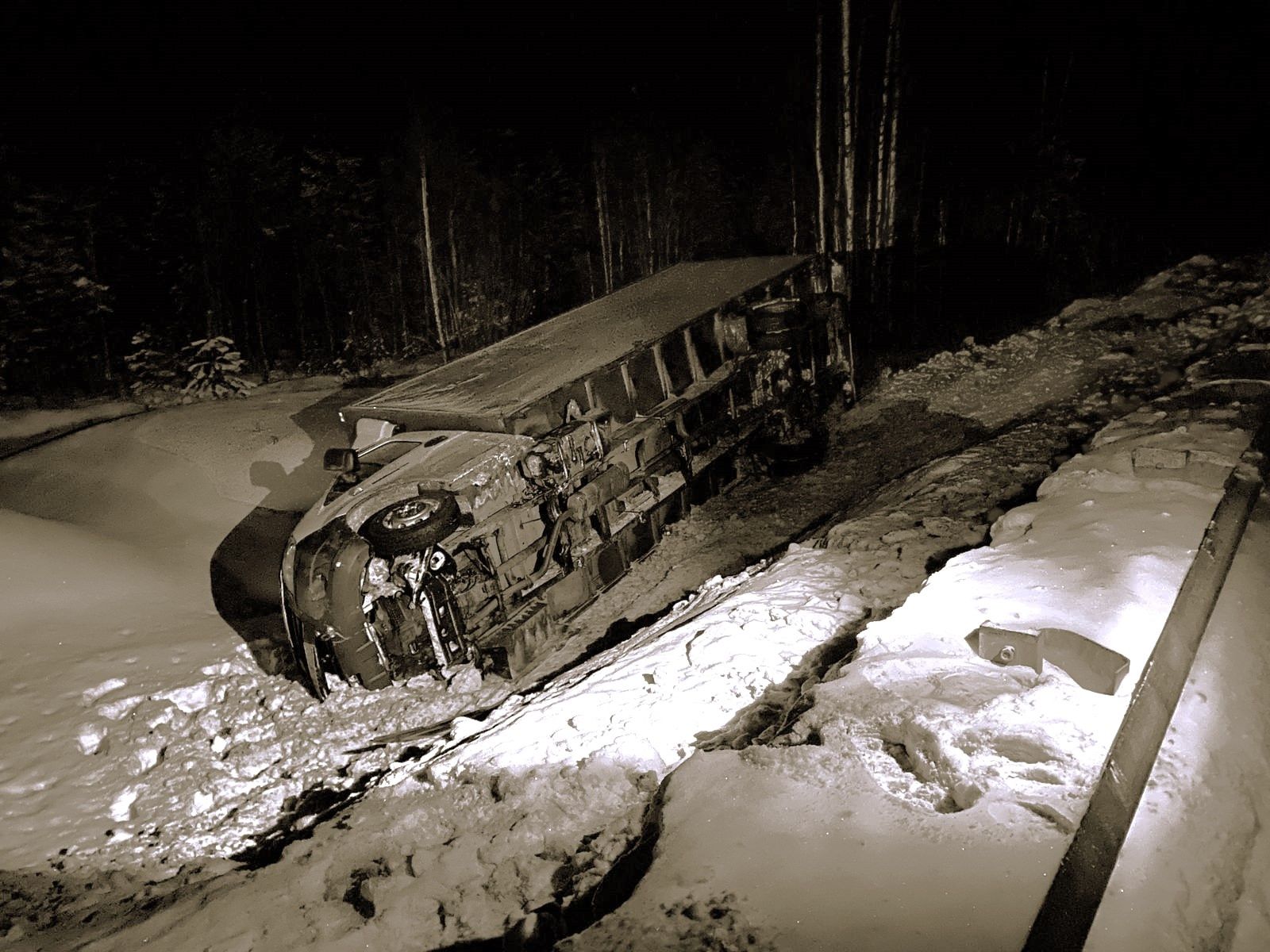 На трассе «Кола» в Карелии грузовик сбил дорожные знаки и опрокинулся в кювете