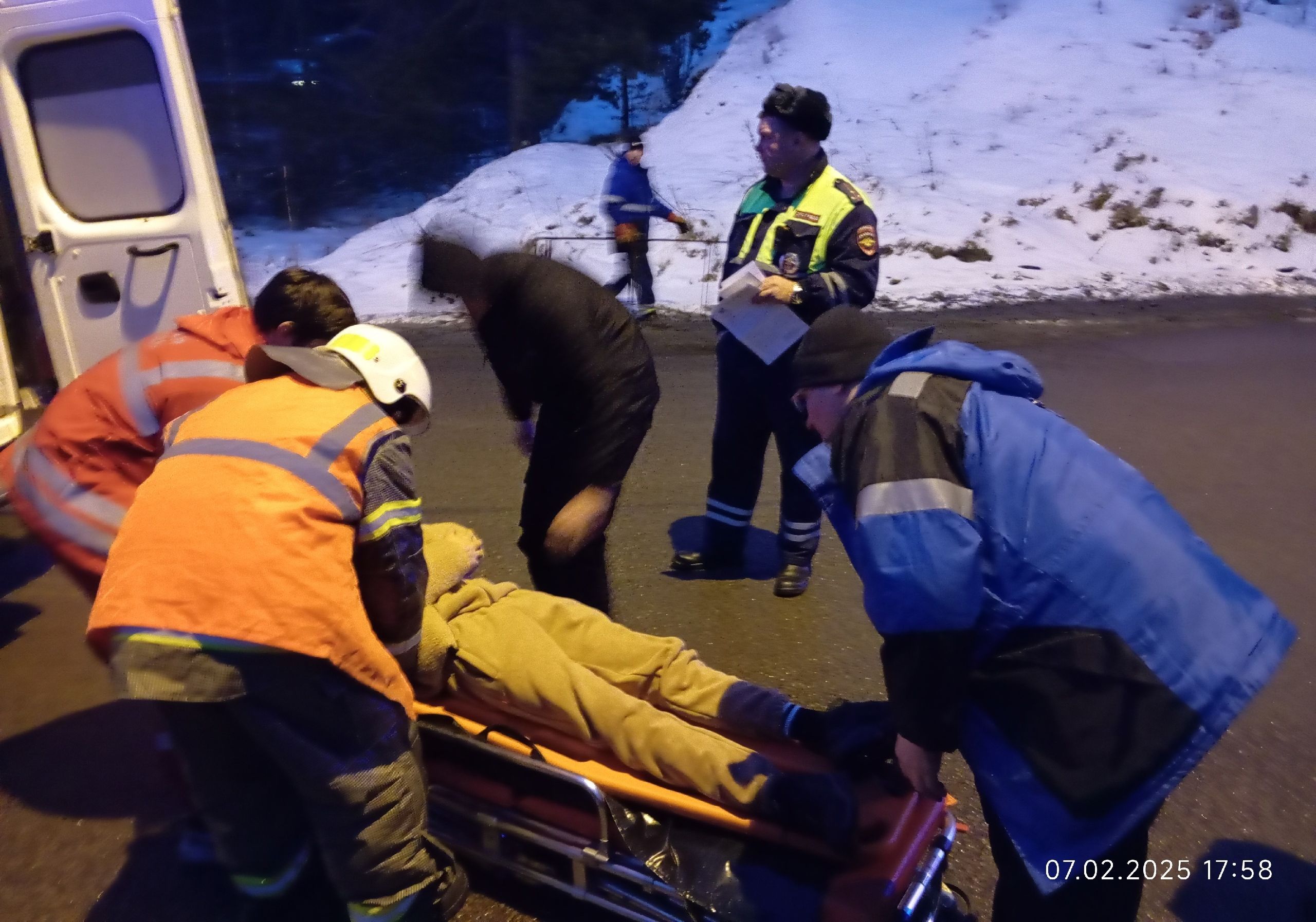 Два человека пострадали в столкновении фургона OZON и легковушки в Карелии