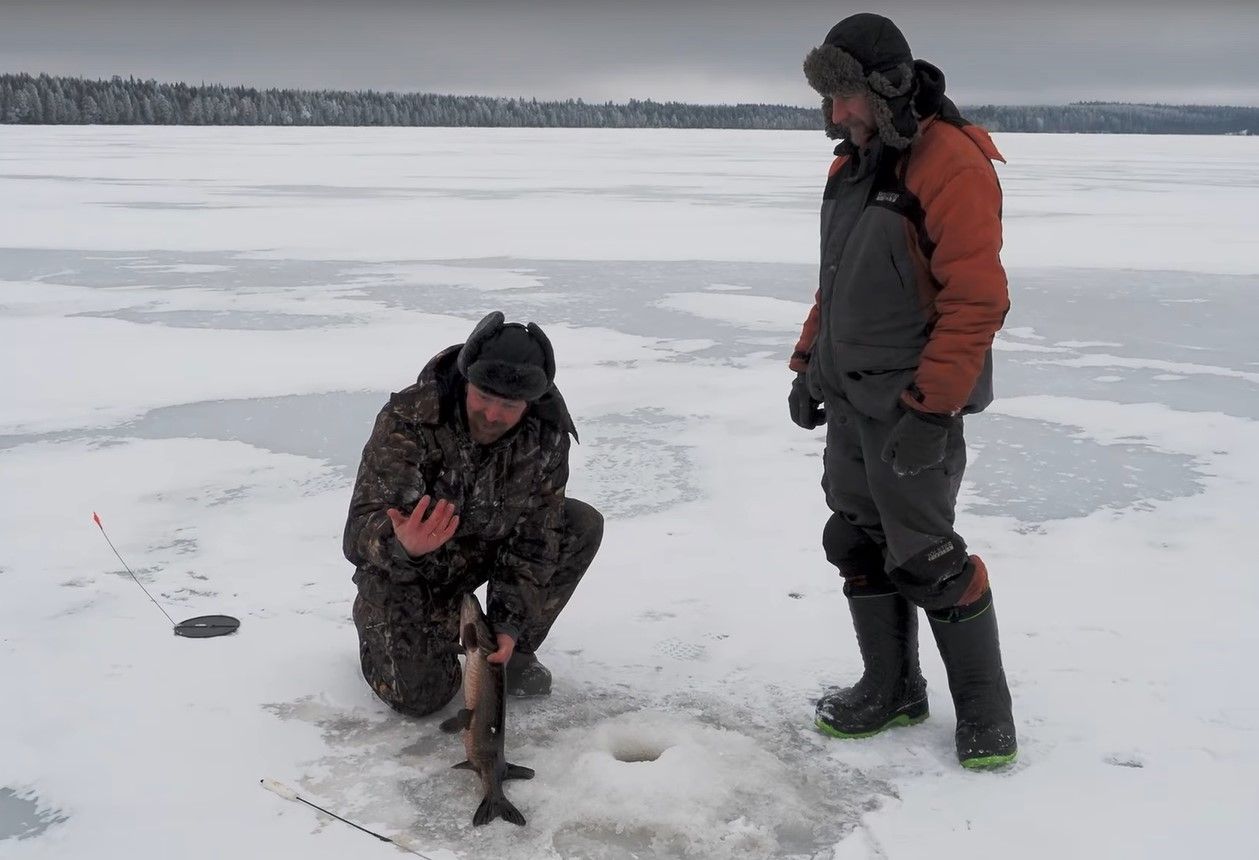 Три карела записали видео, как они с помощью молотка и свечного ключа щук ловили