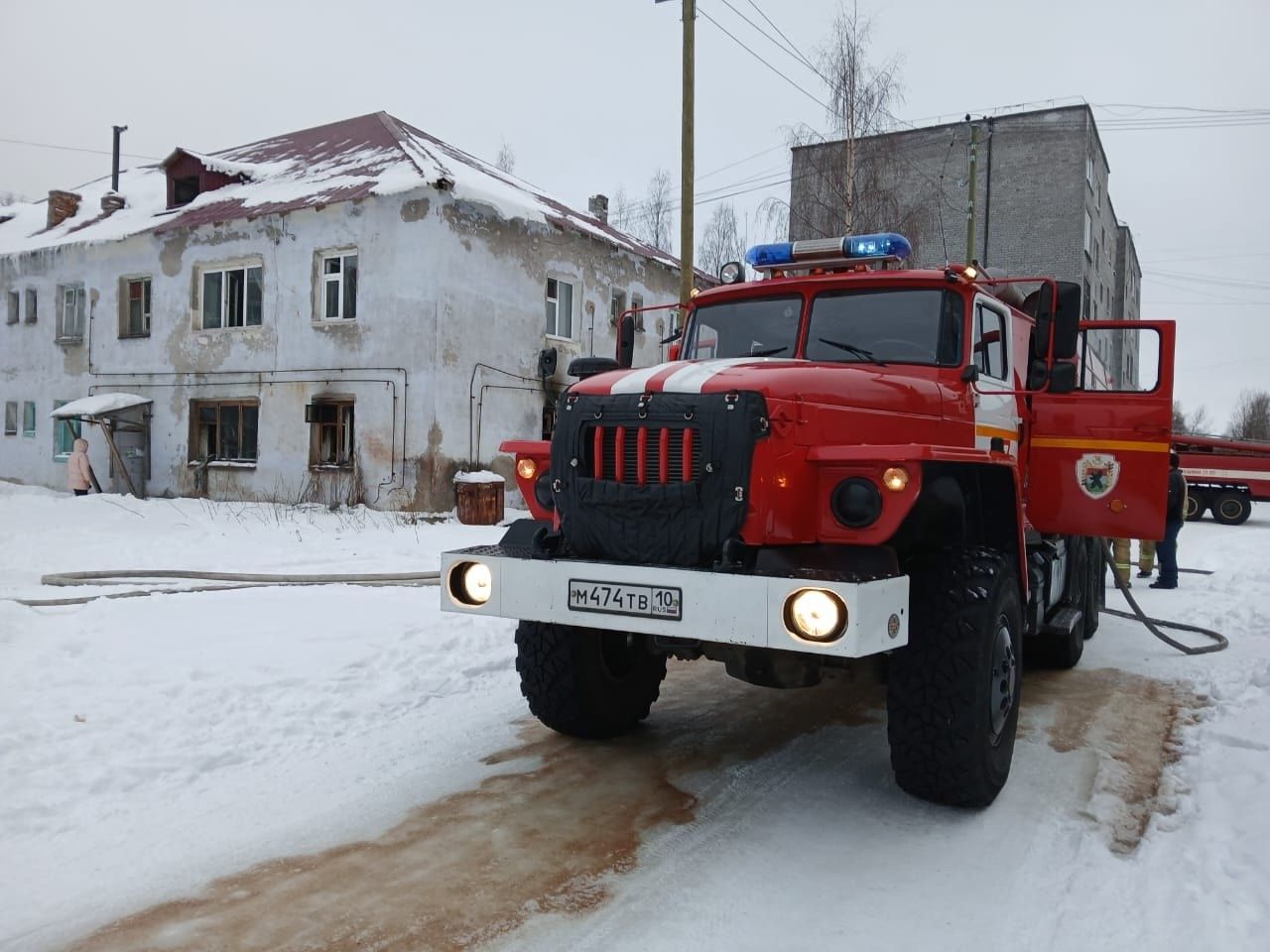 Двух человек спасли на пожаре на севере Карелии