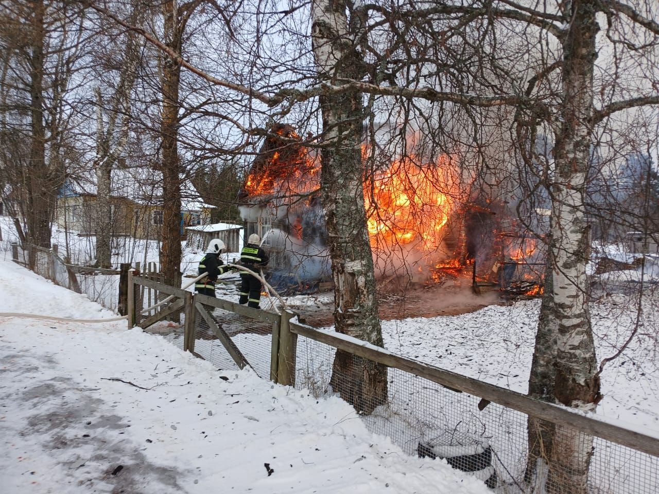 Жилой дом горит в Олонецком районе