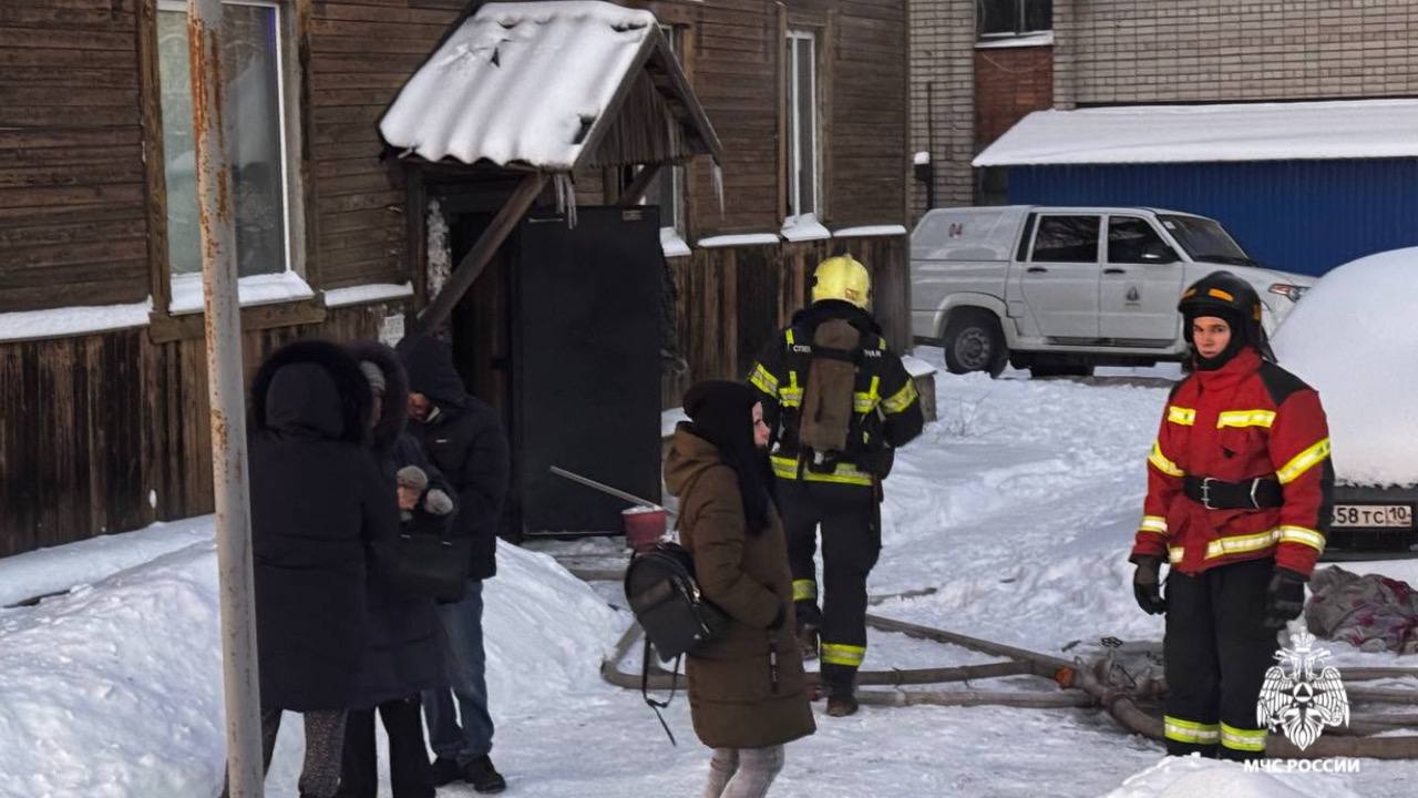 Спасатели тушили пожар в жилом доме в Петрозаводске