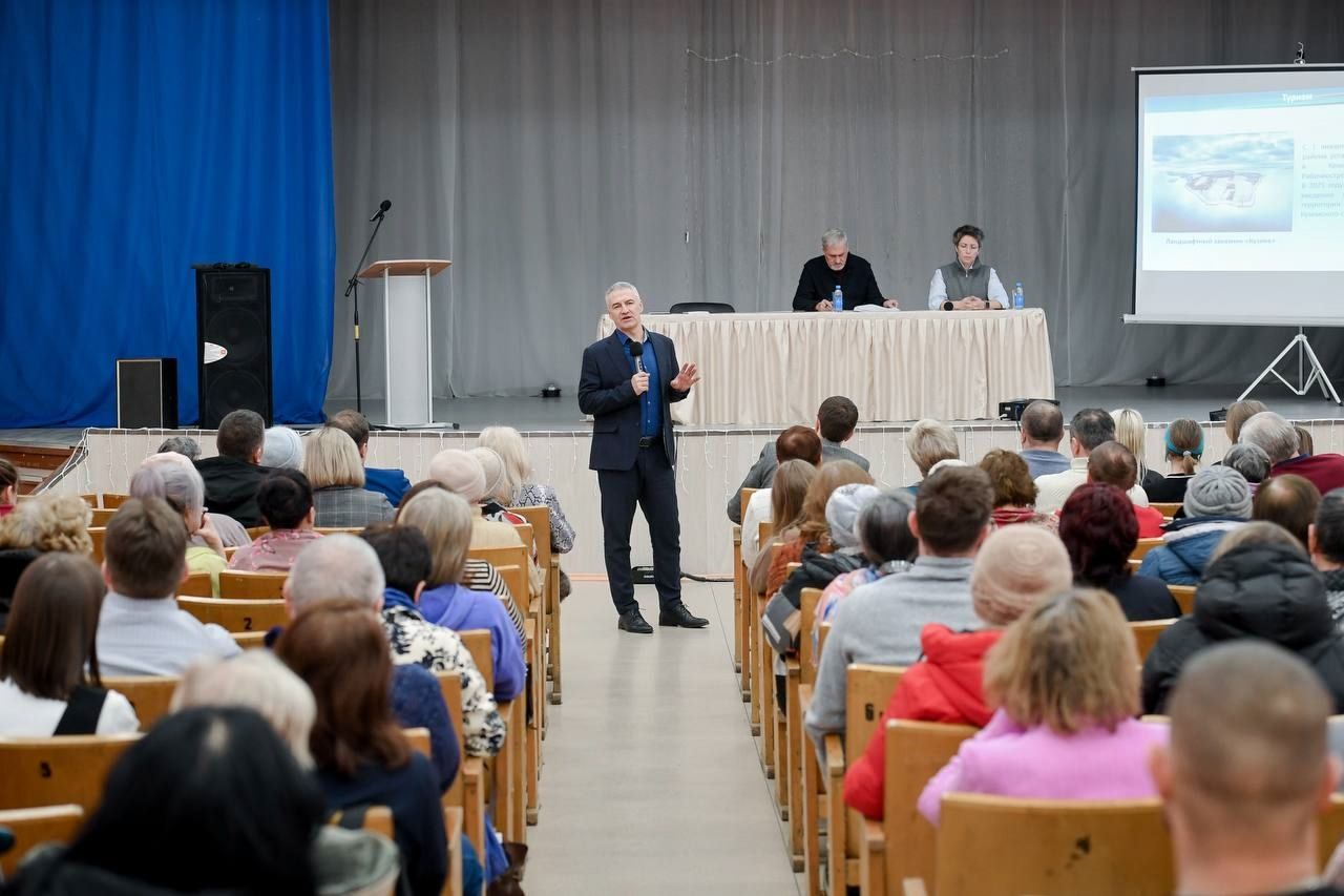 Водоснабжение, школы, аварийное жилье. Острые вопросы Кеми обсудили жители на встрече с главой Карелии
