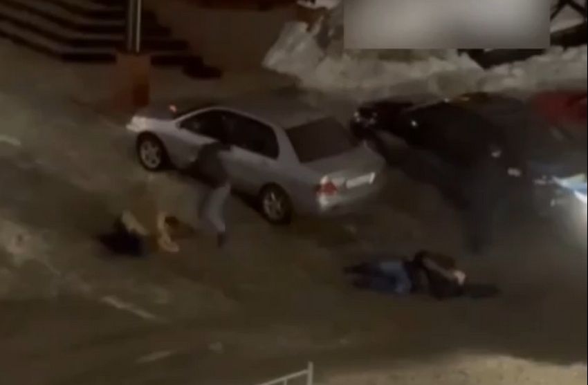 Жесткую драку около кафе в Петрозаводске сняли на камеру