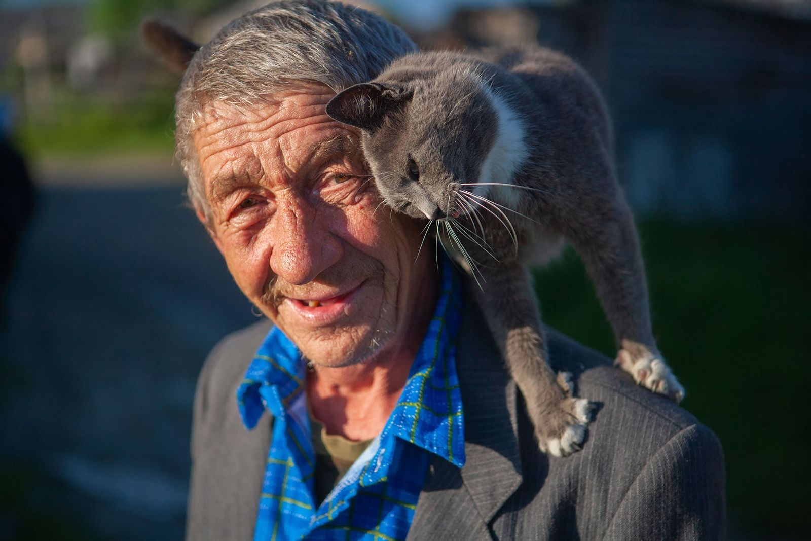 Ушел из жизни герой знаменитого фото «Человек и кошка» Владимир Леонтьев