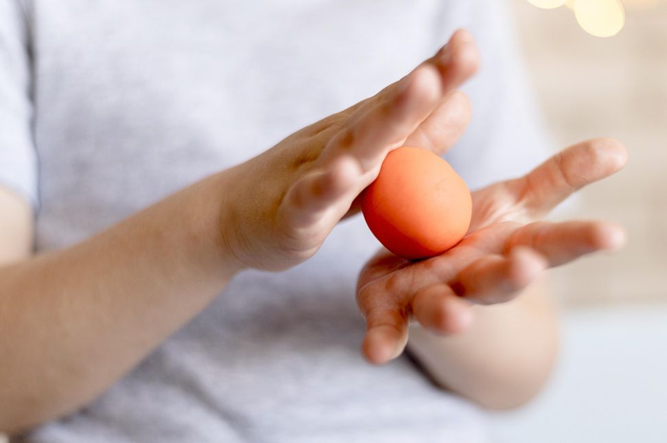 В Карелии задержали мошенницу, снимавшую порчу с помощью молитв и куриного яйца