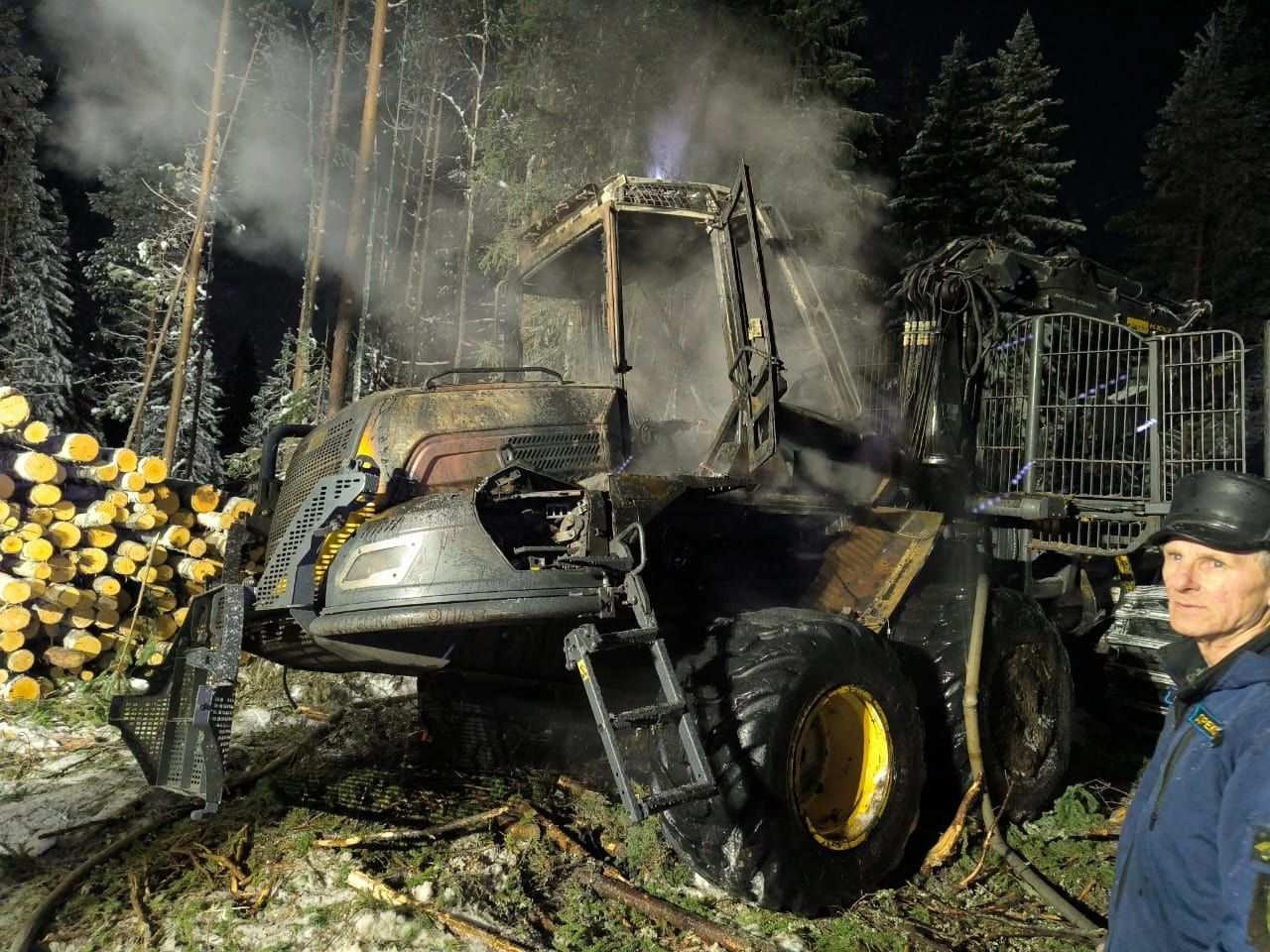 В Карелии ночью сгорел лесозаготовительный трактор