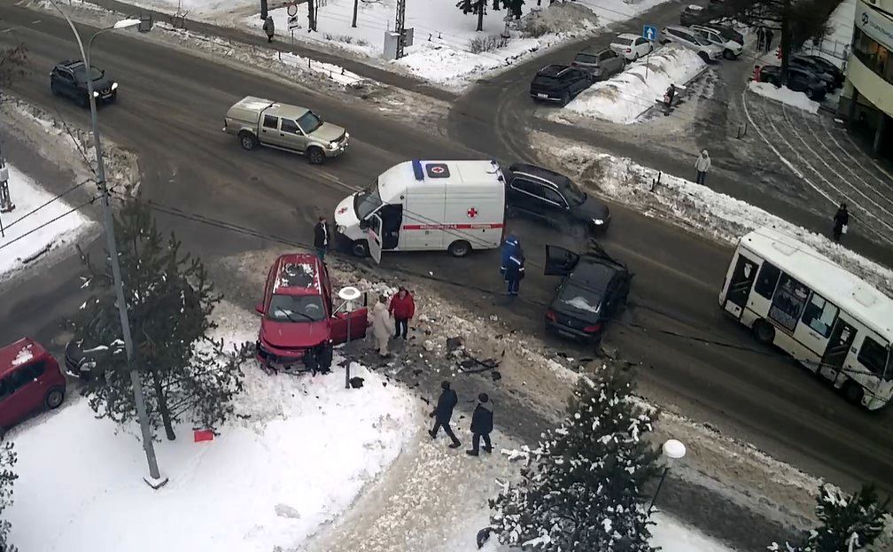 Сработали подушки, скорая уехала. В центре Петрозаводска жестко столкнулись две легковушки