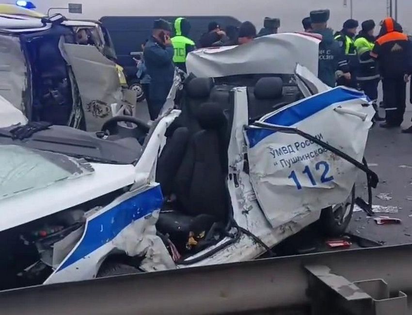 Автомобиль полиции превратился в груду металлолома после группового ДТП в Петербурге