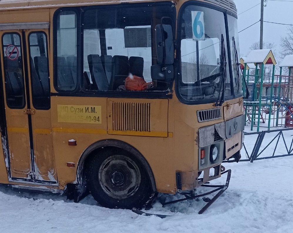 Житель Беломорска угнал автобус и протаранил ограждение детской площадки