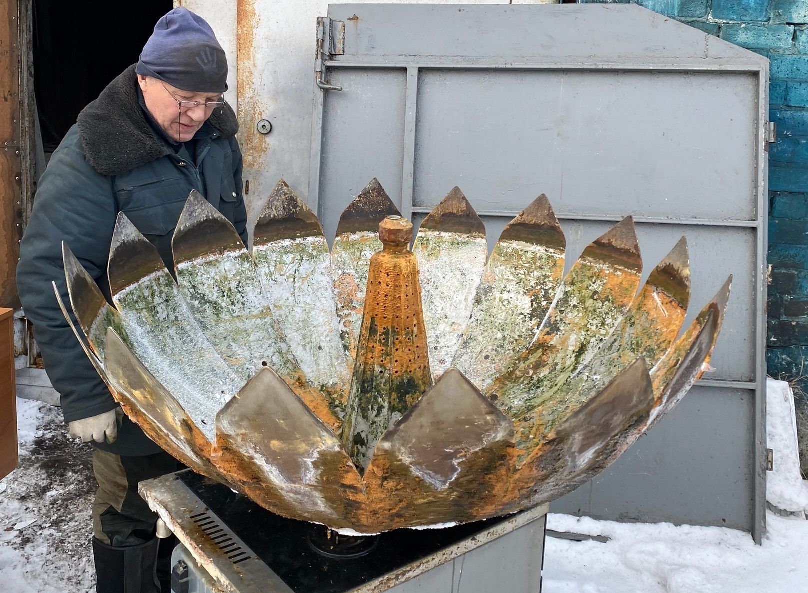 Металлическую чашу с трассы \