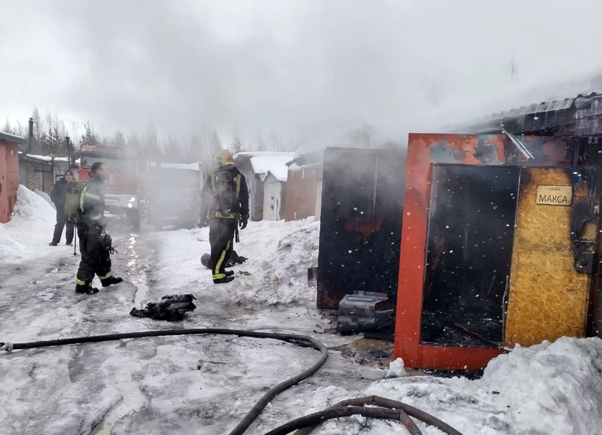 На пожаре в гаражном боксе в Сегеже пострадал один человек