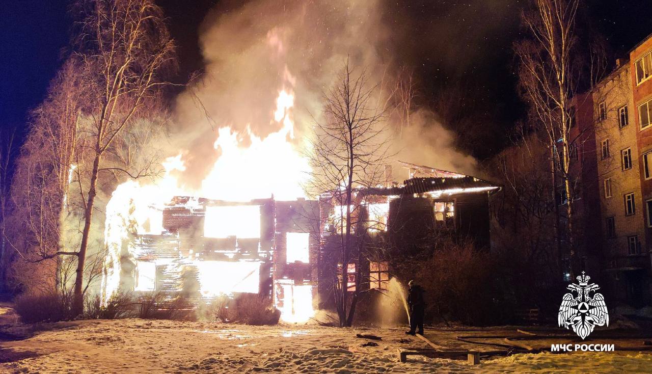 Двухэтажный аварийный дом сгорел в Петрозаводске