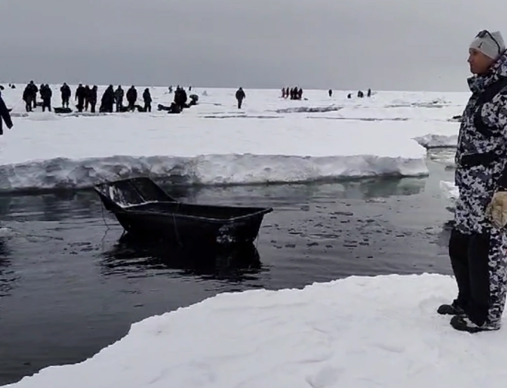 Около 200 рыбаков дрейфуют на льдине в Охотском море