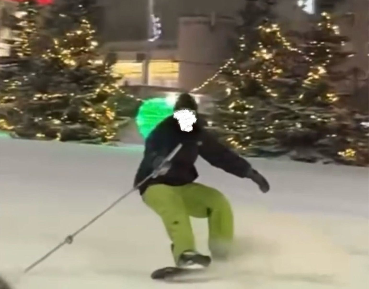 ГИБДД Петрозаводска установила нарушителей, катавшихся на сноуборде в центре города