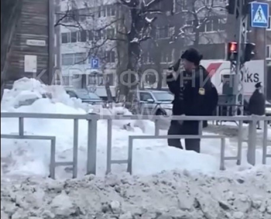 В одном из районов Петрозаводска заметили неадекватного мужчину с пистолетом