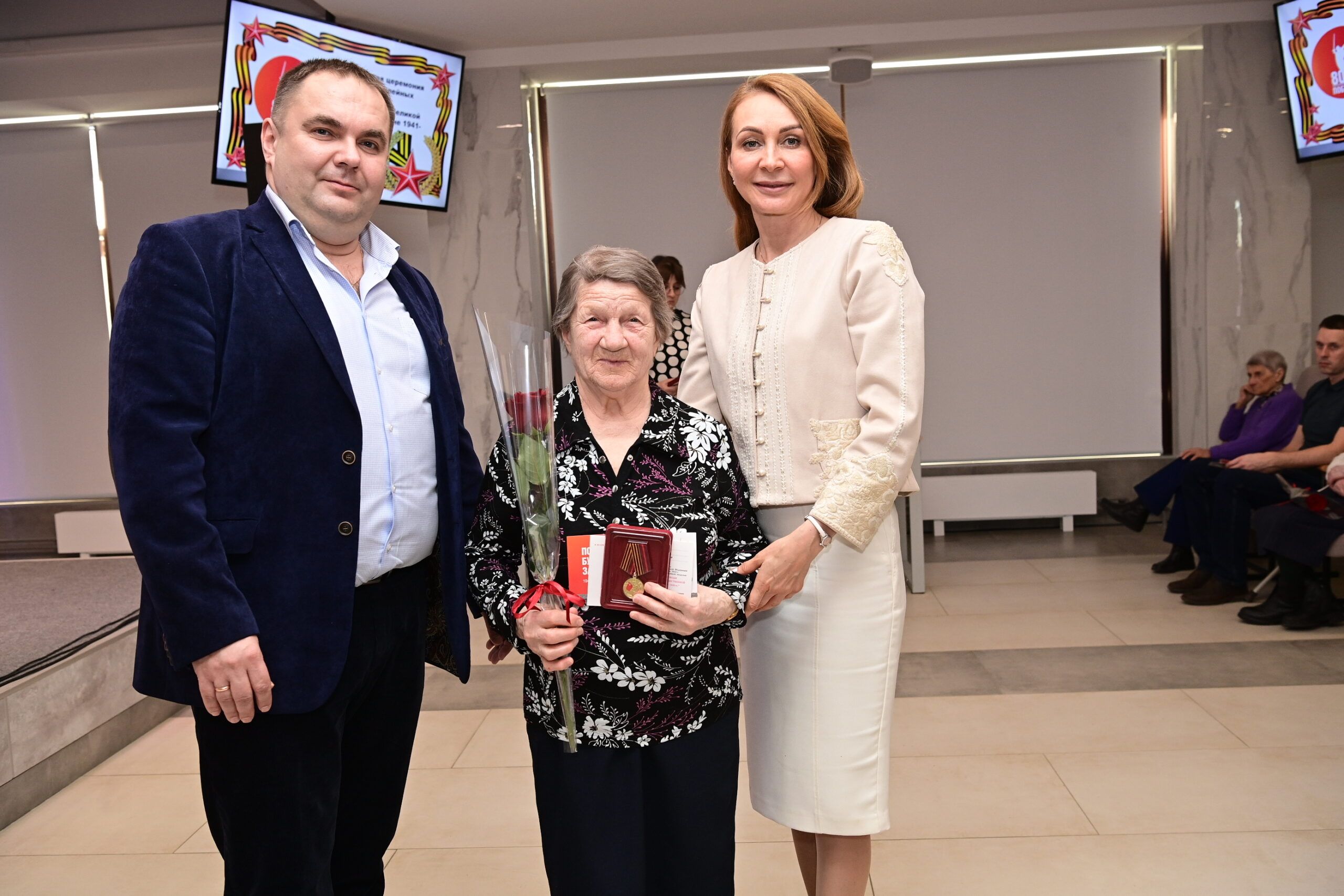 Ветеранам в Петрозаводске вручили медали к 80-летию Победы