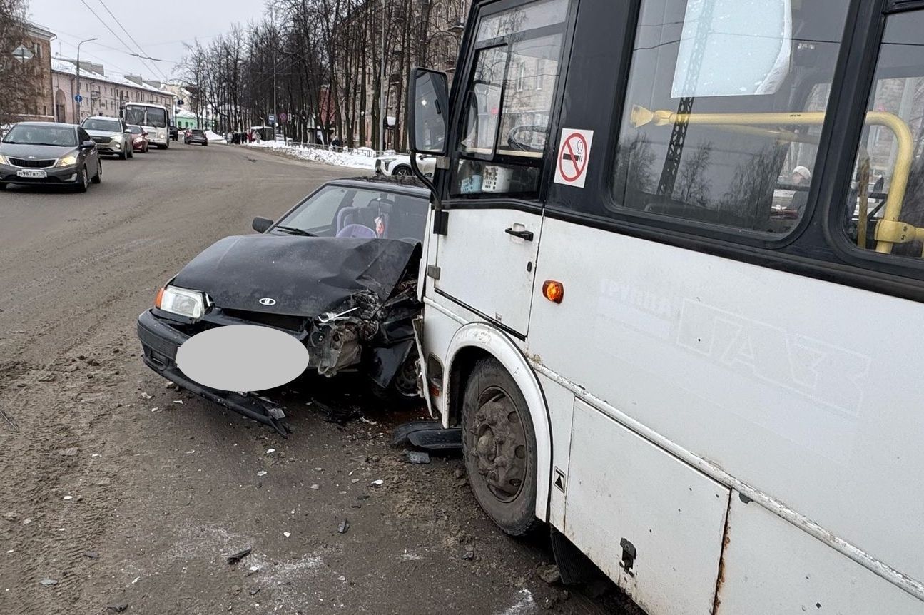 Пьяная женщина за рулем врезалась в маршрутный ПАЗик в Петрозаводске