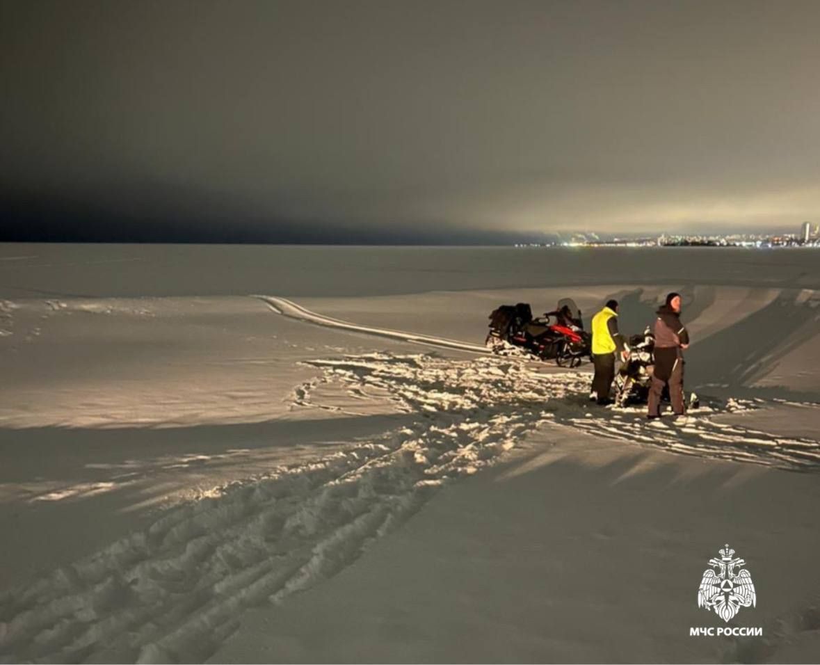 Водитель снегохода получил травму после столкновения с торосом на Онежском озере