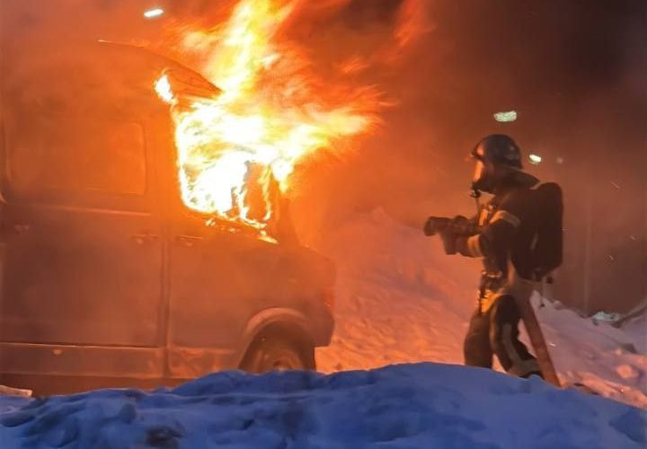 Минимум четыре автомобиля сгорели в Петрозаводске за минувшие сутки Минимум четыре автомобиля сгорели в Петрозаводске за минувшие сутки