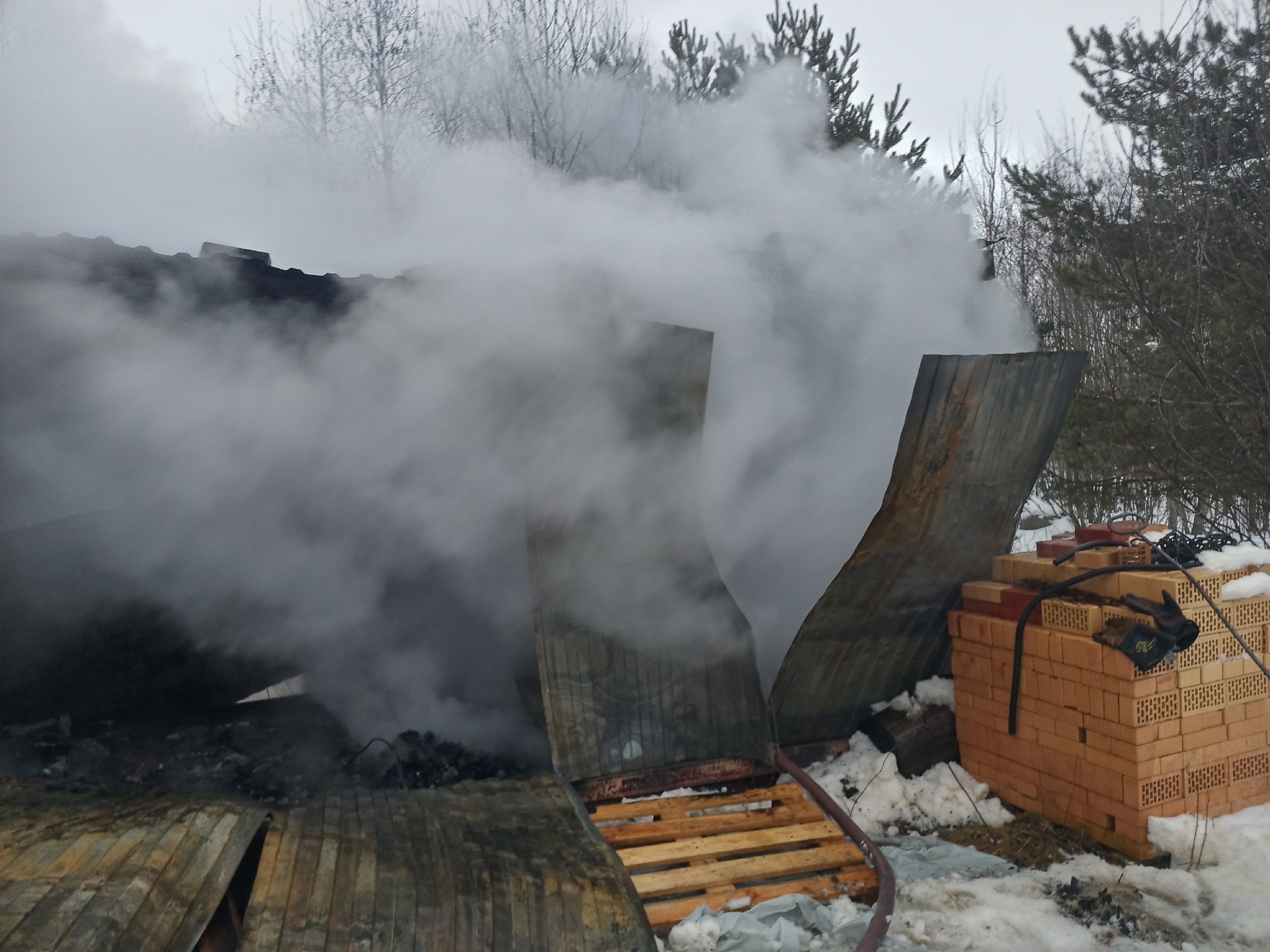 Спасатели тушили пожар в частной бытовке в Прионежье