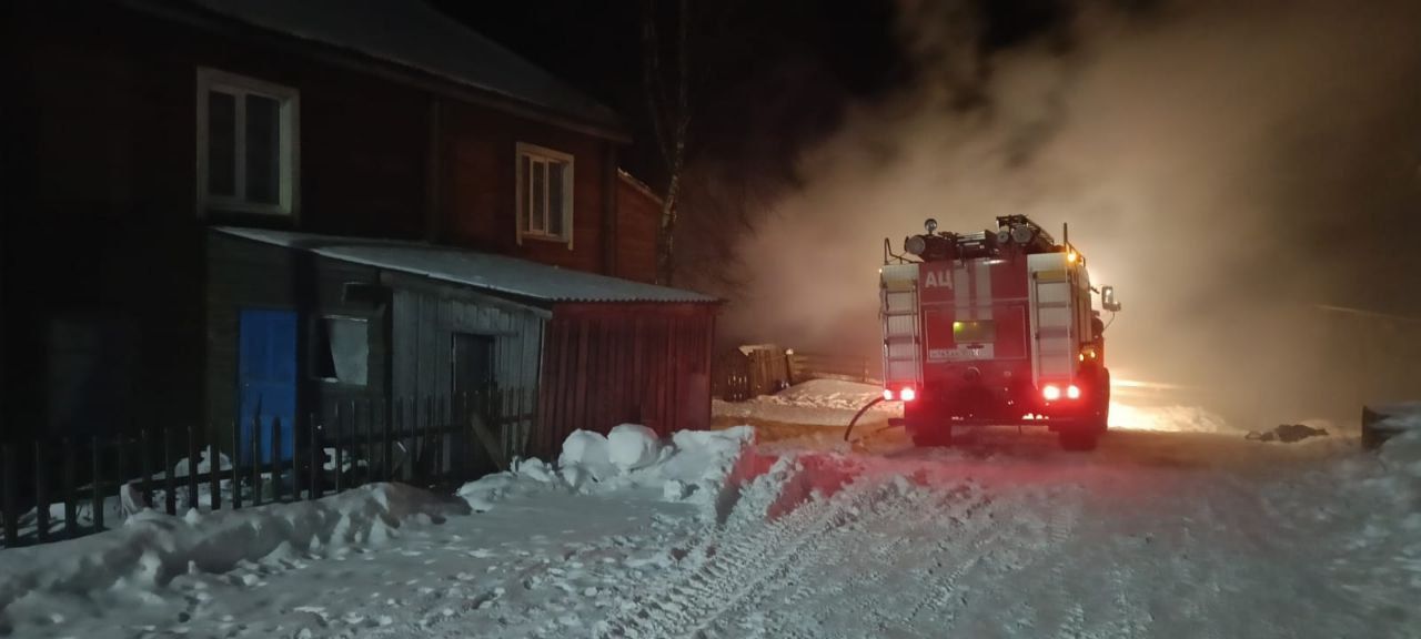 Пожар в двухквартирном жилом доме тушили в Заонежье