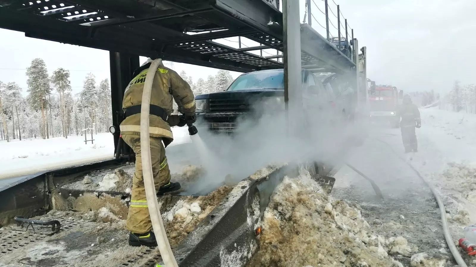 На трассе «Кола» в Карелии загорелся автовоз