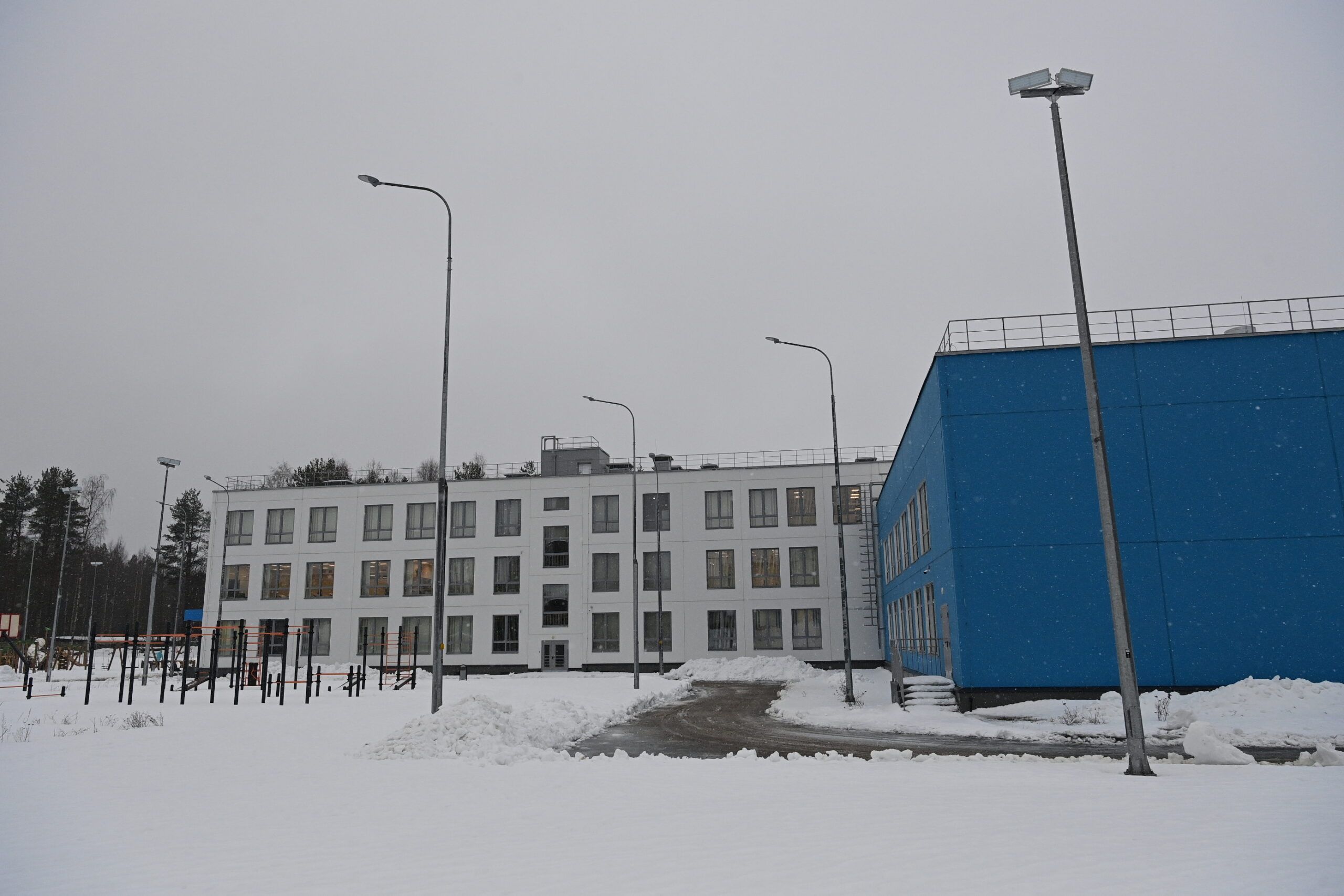 Учителя новой школы в Суоярви пожаловались на заборы между зданиями