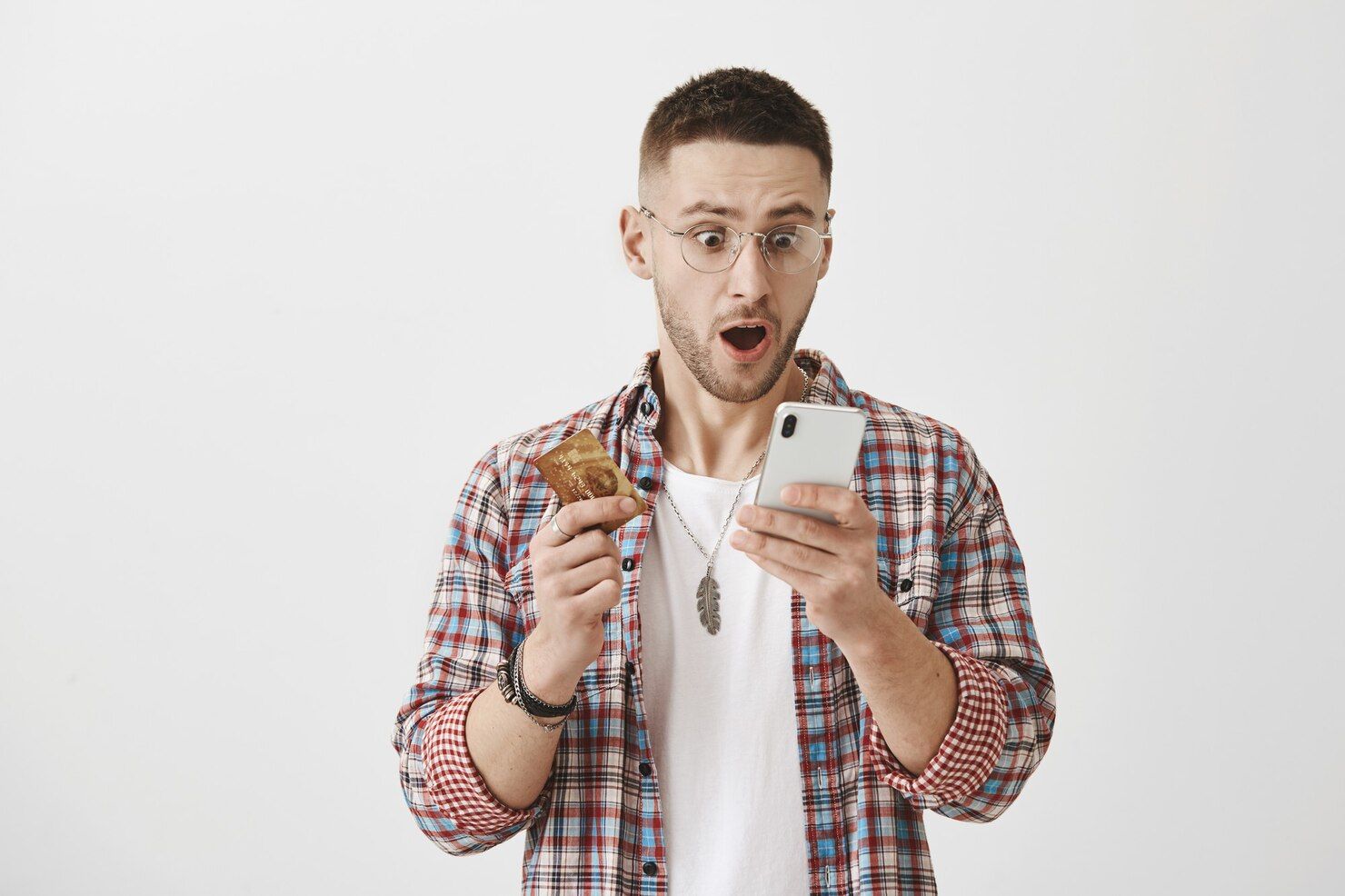 Молодой петрозаводчанин лишился почти 300 тысяч рублей из-за свидания с девушкой