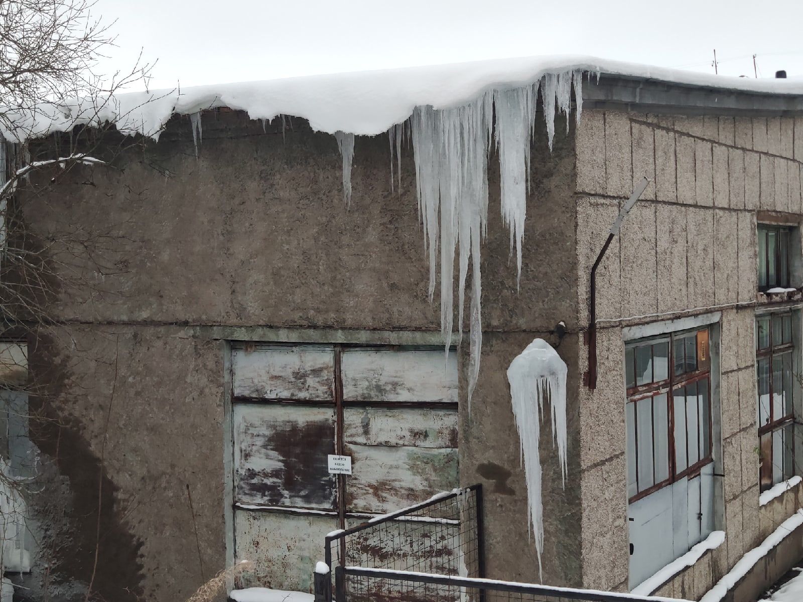 Ледяные глыбы на кровлях домов вновь угрожают жителям Петрозаводска