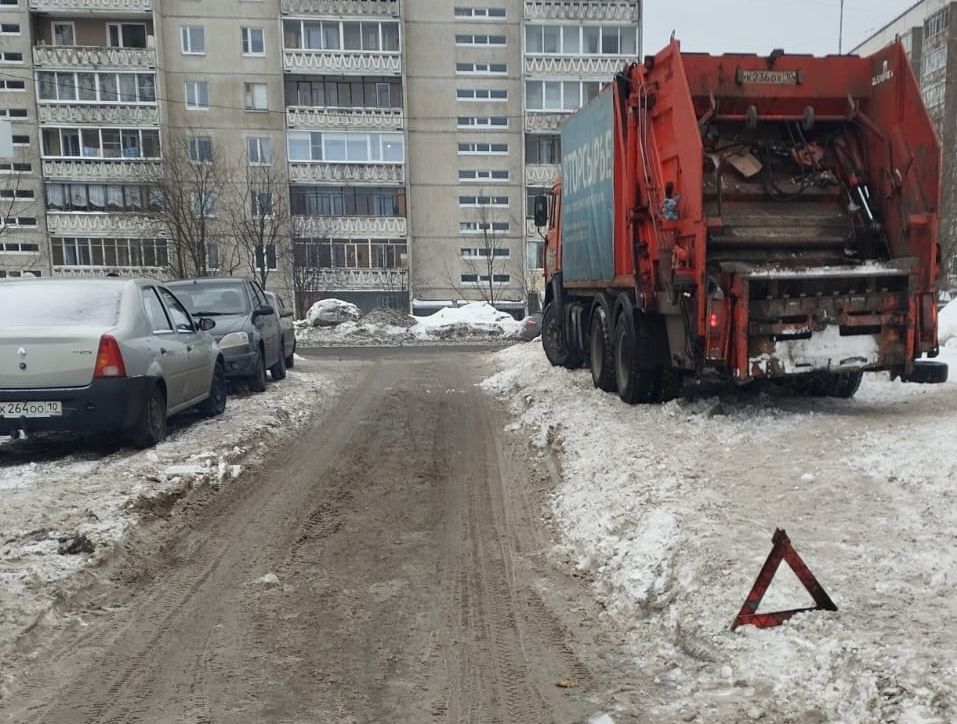 Мусоровоз сбил 70-летнюю пенсионерку в Петрозаводске