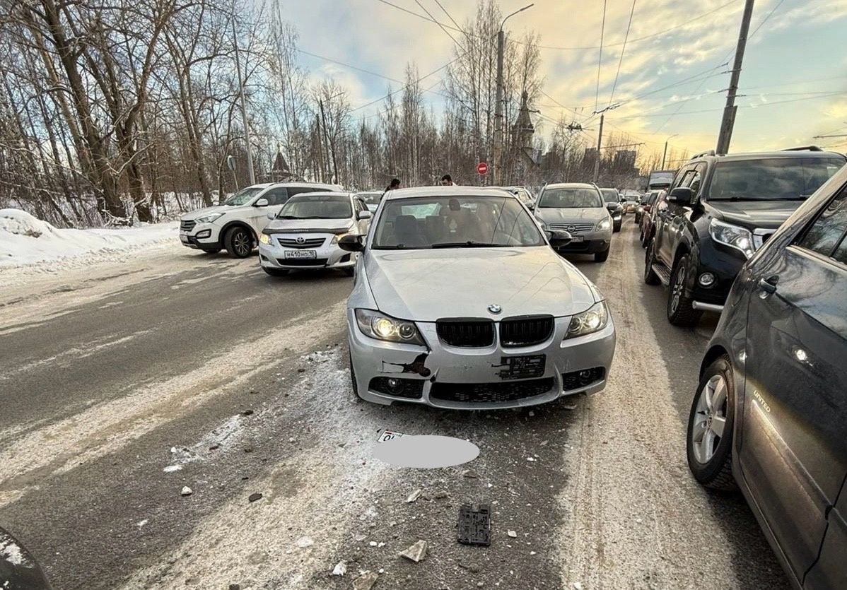 В Петрозаводске молодой мужчина пострадал в массовой аварии