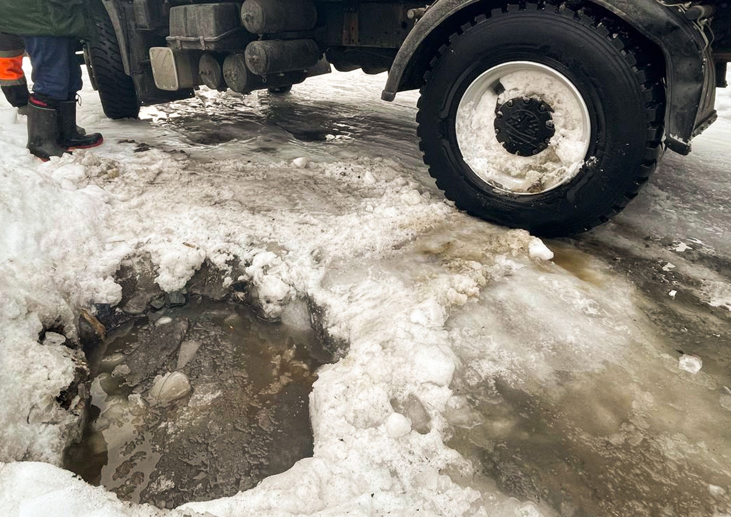 Колесо мусоровоза в Петрозаводске застряло в открытом люке