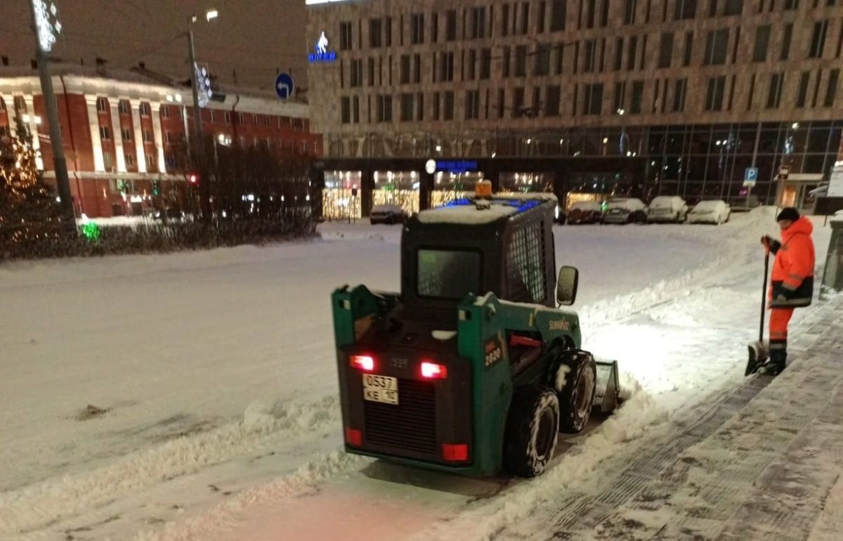 В Петрозаводске устраняют последствия ночного снегопада и готовятся к новому