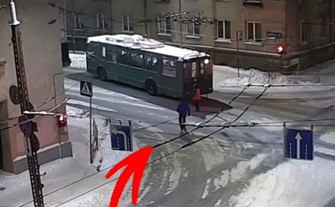 В Петрозаводске силач в одиночку вытолкал застрявший троллейбус