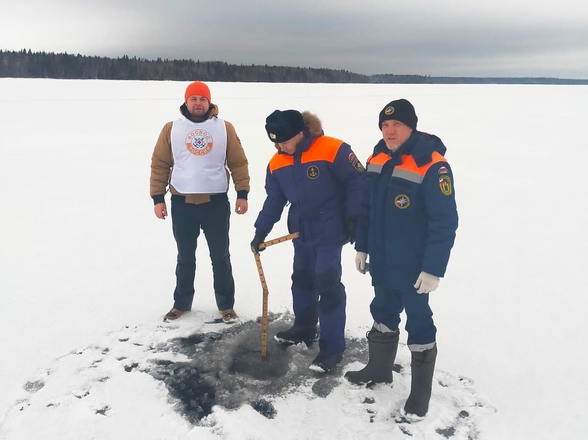 Спасатели проверили толщину льда в Петрозаводской губе Онежского озера