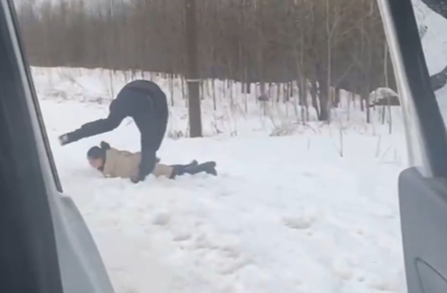 В Петрозаводске на улице задержали двух женщин и мужчину