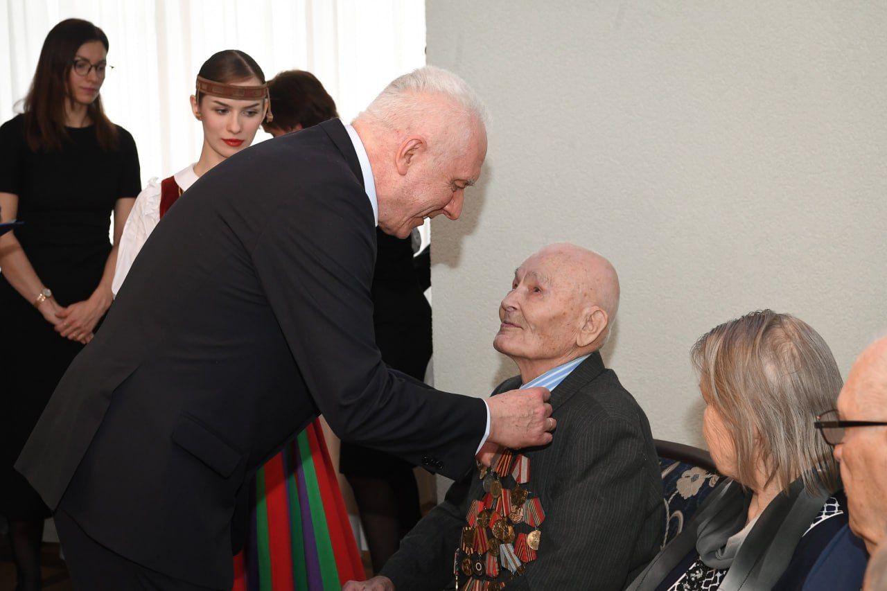 К 80-летию Великой Победы Александр Гуцан вручил жителям Карелии юбилейные медали