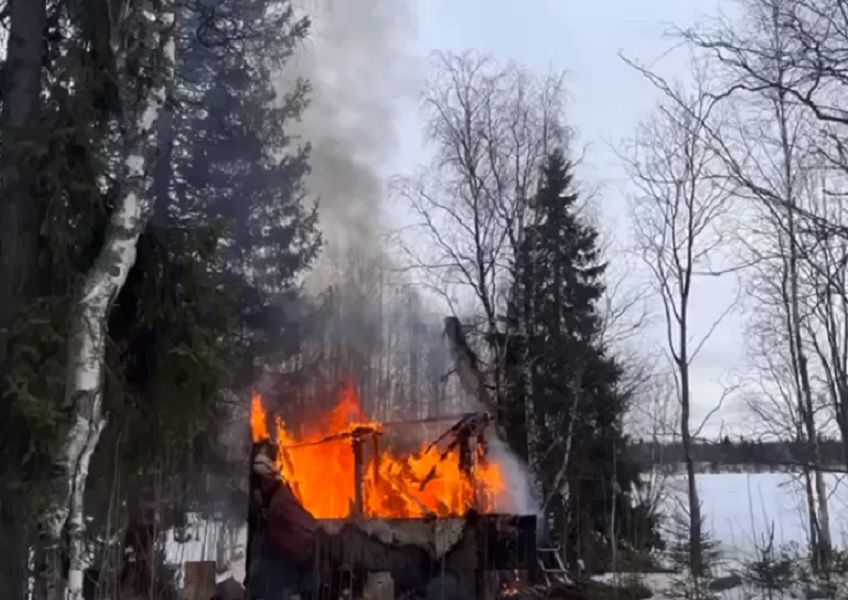 В Кемском районе пожарные ликвидировали серьезное возгорание на берегу реки