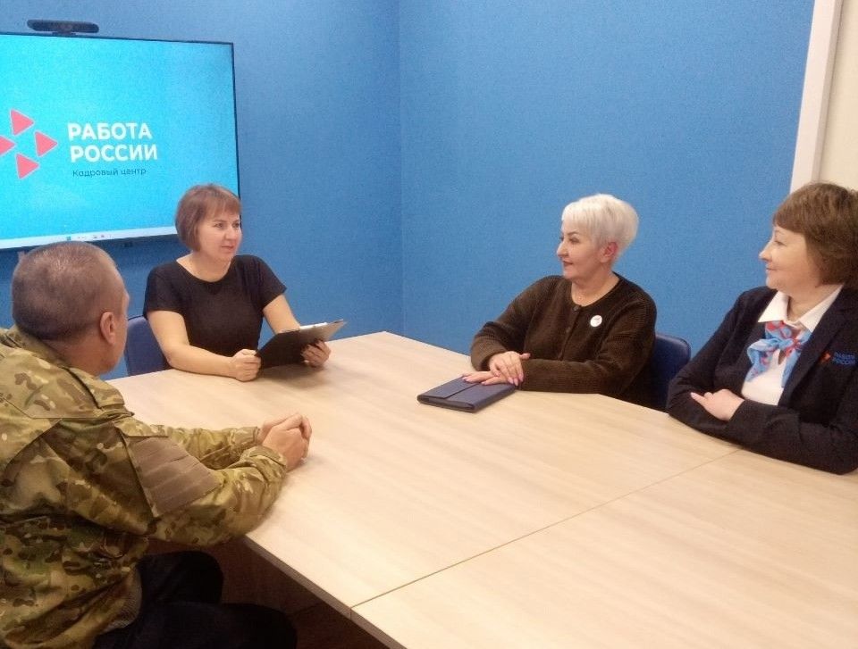 За год уровень трудоустройства участников СВО и членов их семей повысился почти на 10%