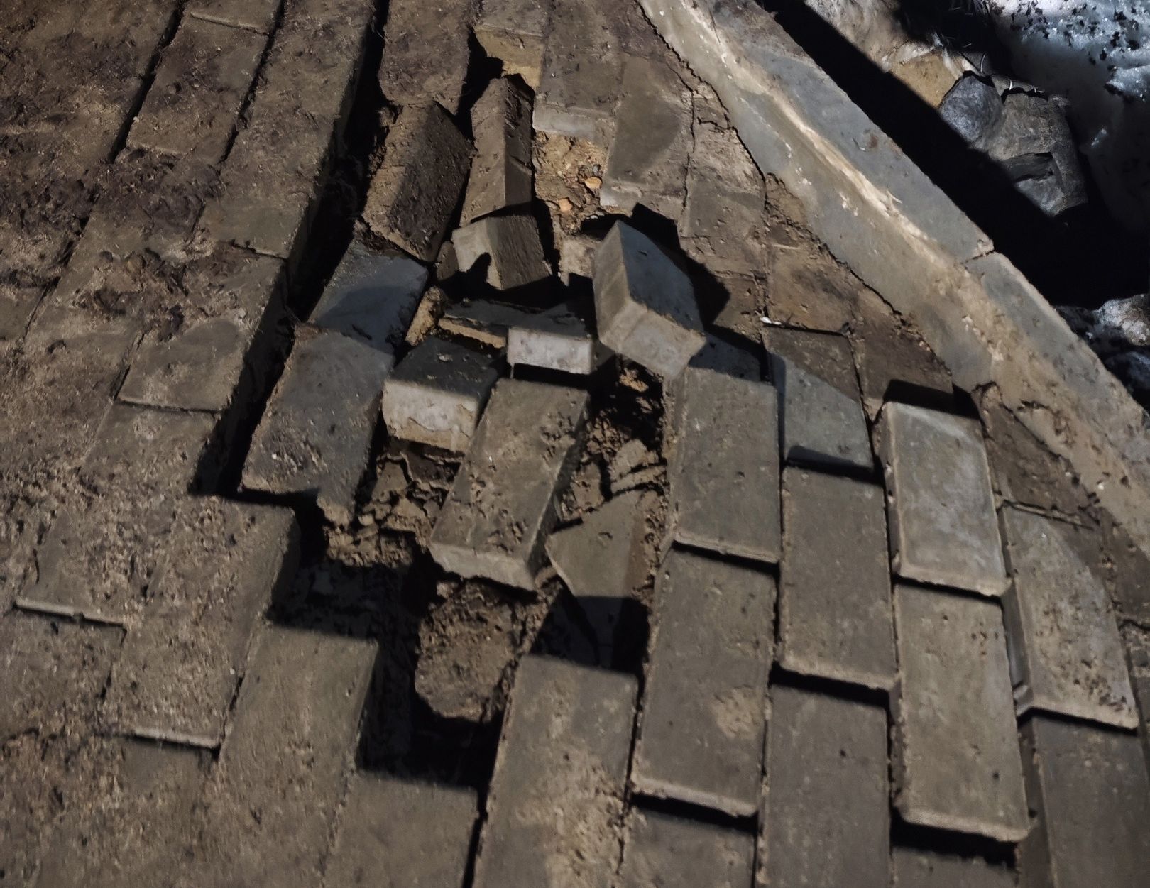 Подрядчик восстановит плитку возле моста в Якорном парке