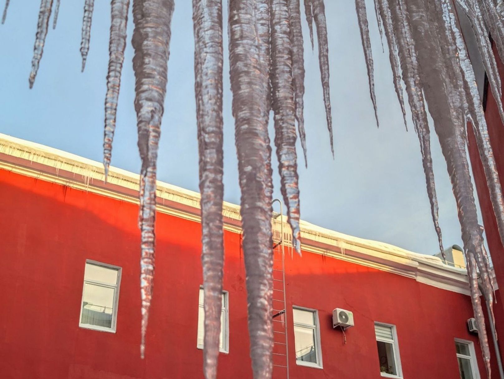 Около 2 миллионов выплатили управляющие компании за сосульки на крышах