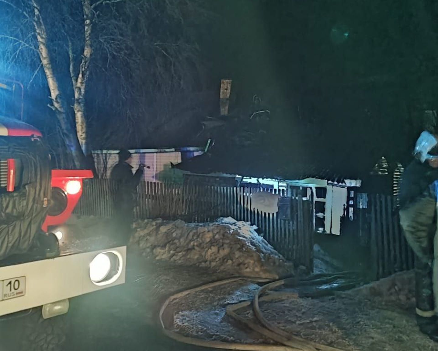 Пожарные спасли из горящего дома в Кеми женщину с ребёнком