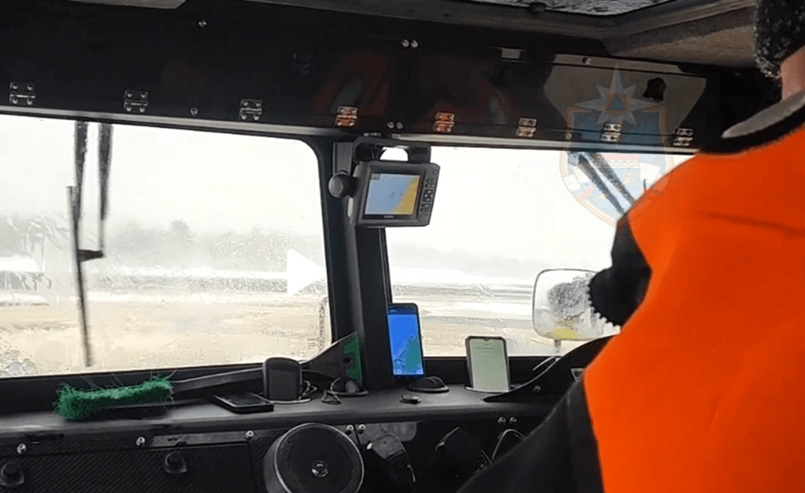 На Ладожском озере оторвало льдину с тремя рыбаками