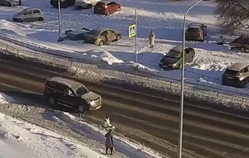 В Петрозаводске на пешеходном переходе водитель внедорожника сбил женщину