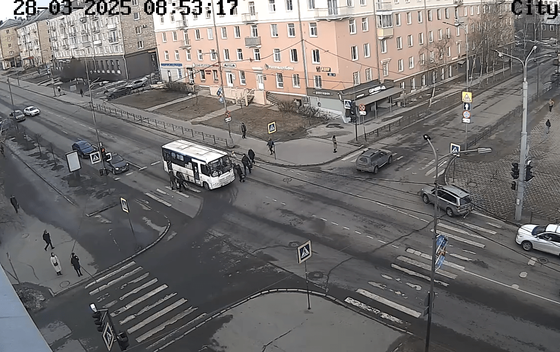 Водитель автобуса в Петрозаводске едва не сбил пешеходов на переходе