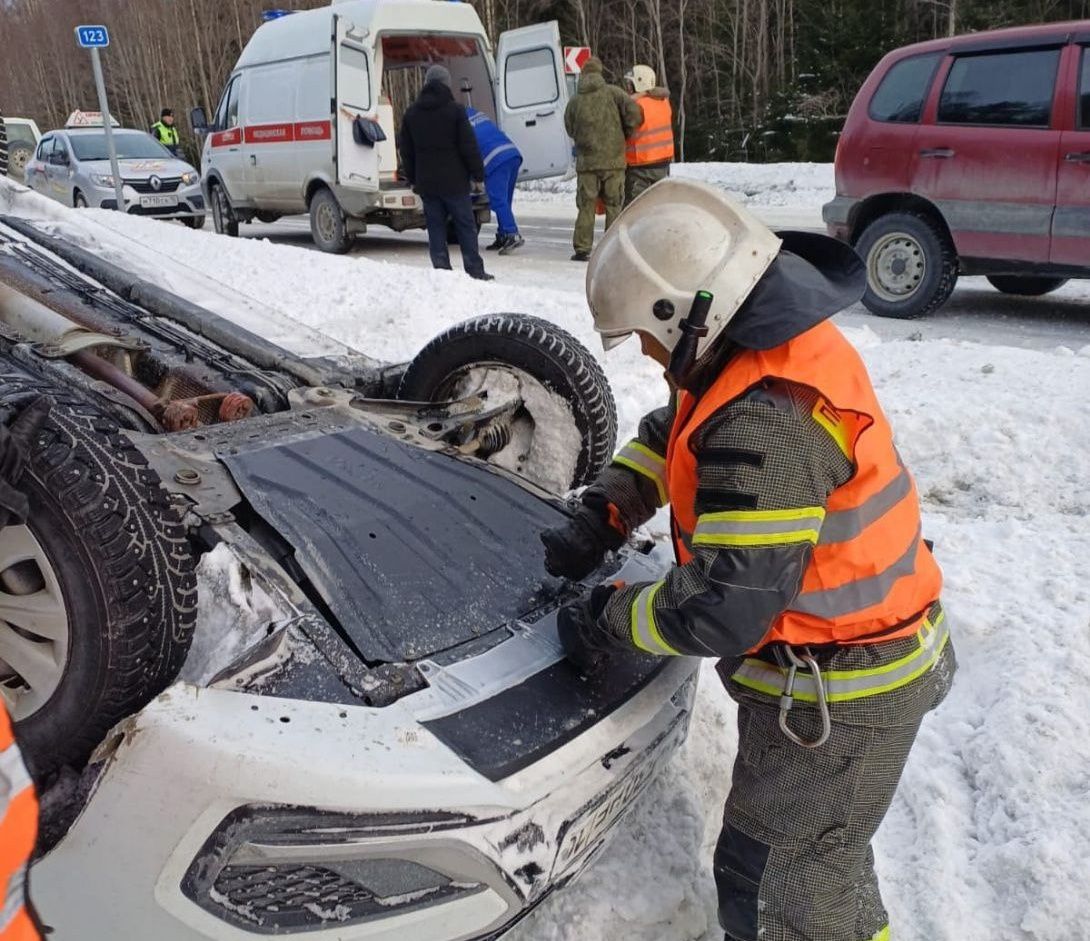 Легковой автомобиль перевернулся в Суоярвском районе Карелии